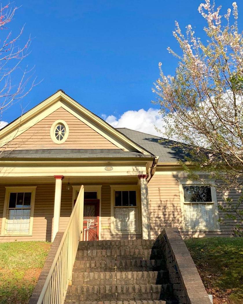 A bungalow with front steps in Grant Park, Atlanta
